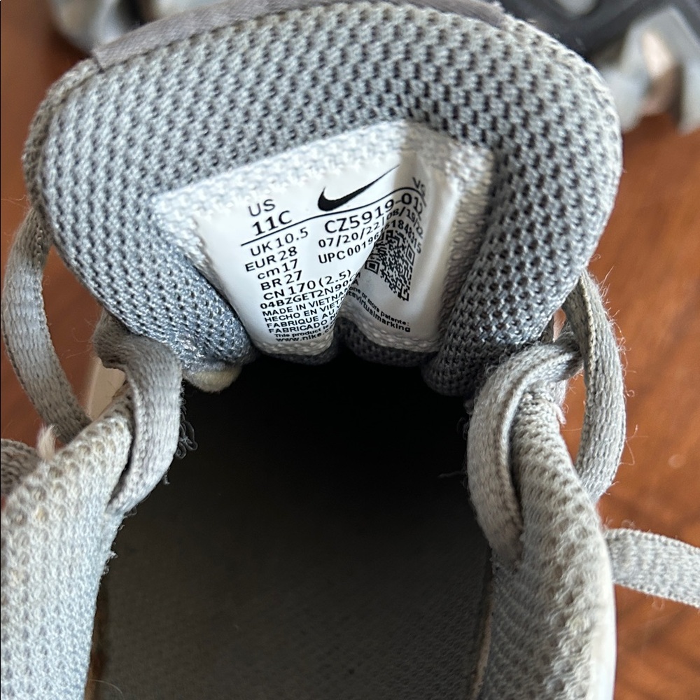 Nike Kids Light Gray Athletic Cleats - Grey Size 11C - Picture 2 of 4